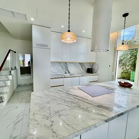 Tis, Coast 펜션 팔라서