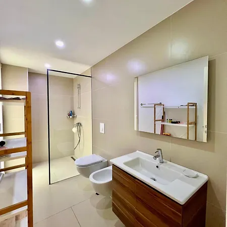 Tis, Coast 펜션 팔라서