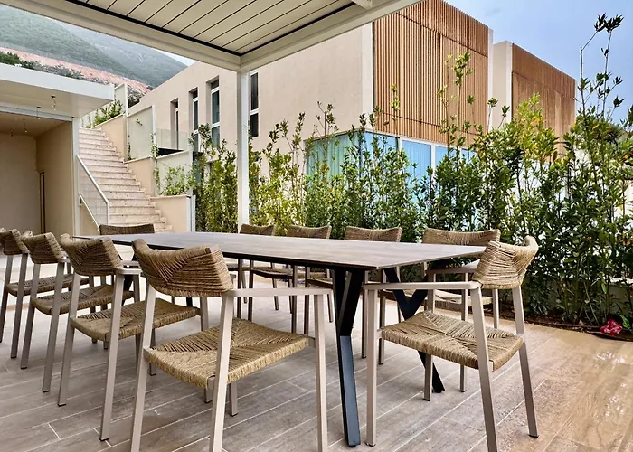 Tis, Coast Nyaraló Palasa