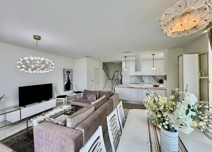 Tis, Coast Nyaraló Palasa