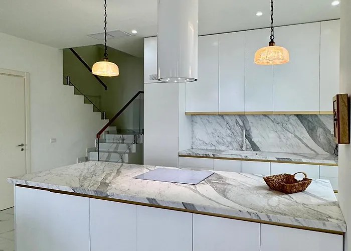 Tis, Coast Nyaraló Palasa