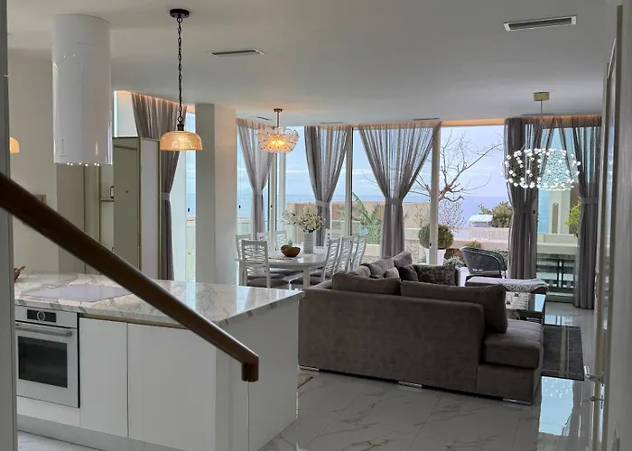 Nyaraló Tis, Coast *