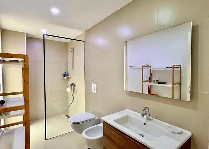 Tis, Coast Nyaraló Palasa